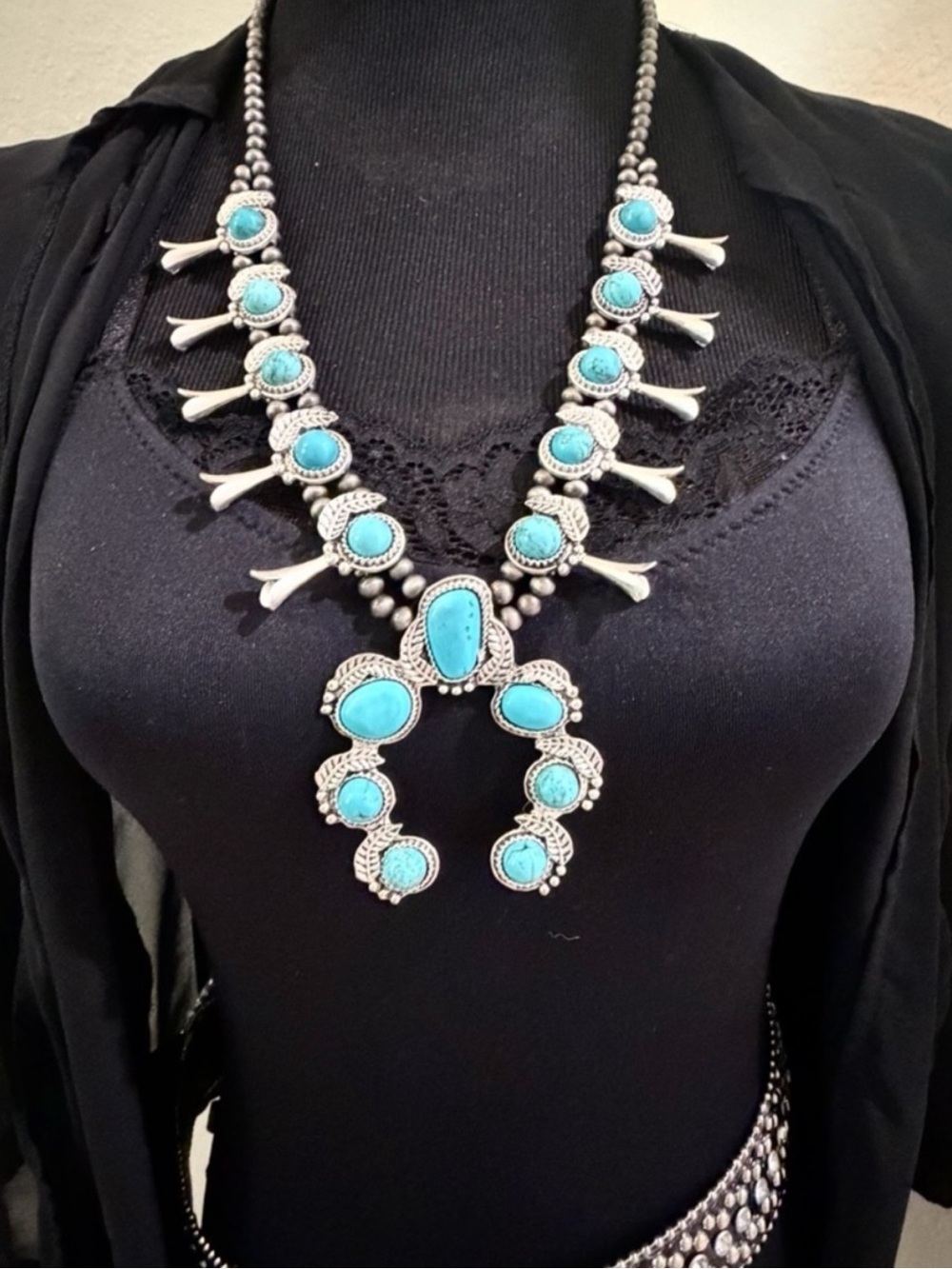 Squash Blossom Navajo Style
Faux Turquoise Silver Tone
Necklace non magnetic - Picture 2 of 12